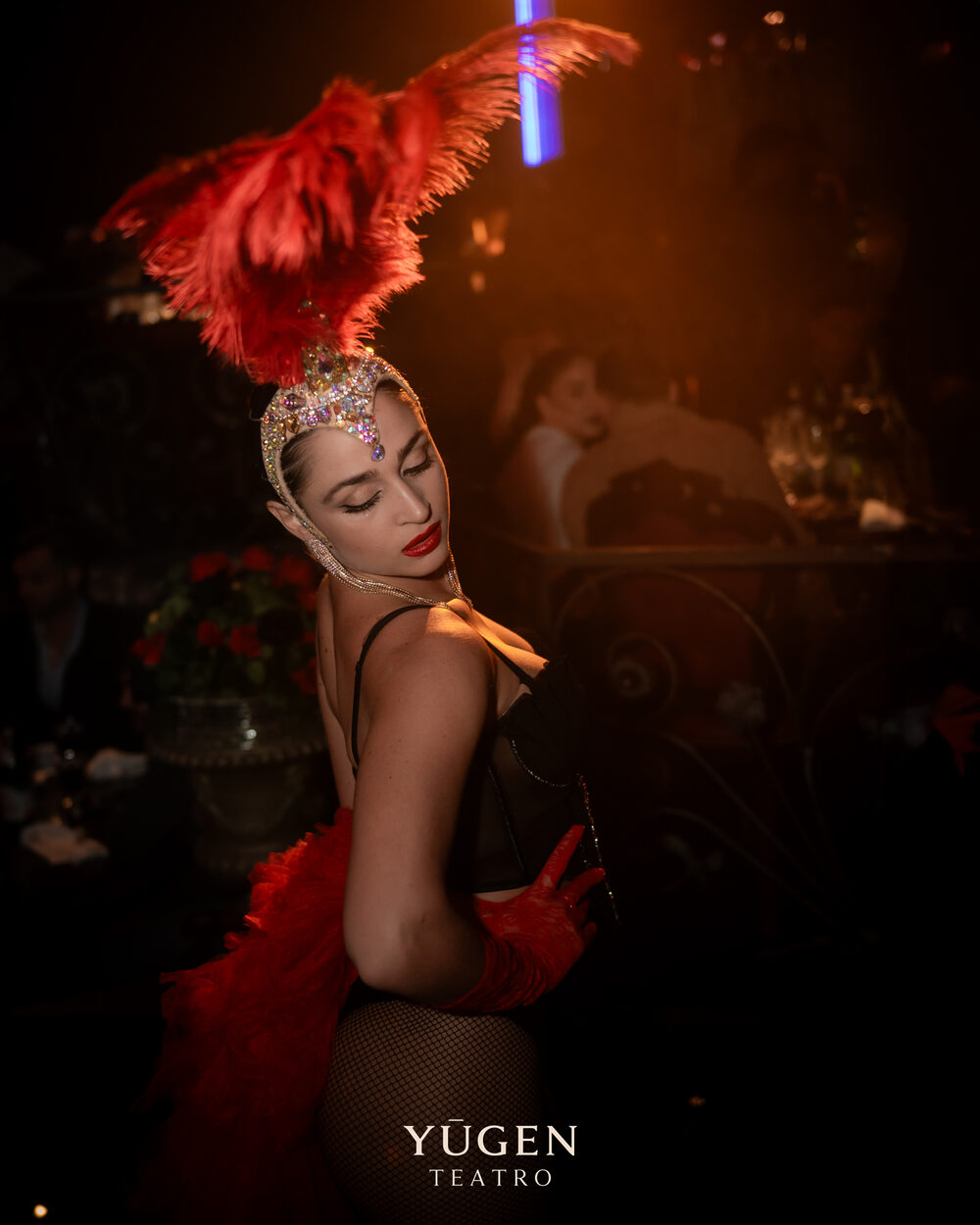 La performer con le piume rosse durante lo show di Yūgen